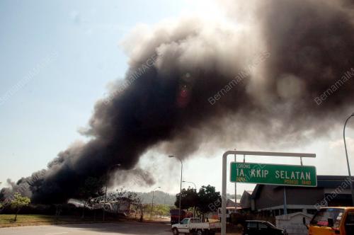 KILANG TAYAR TERBAKAR