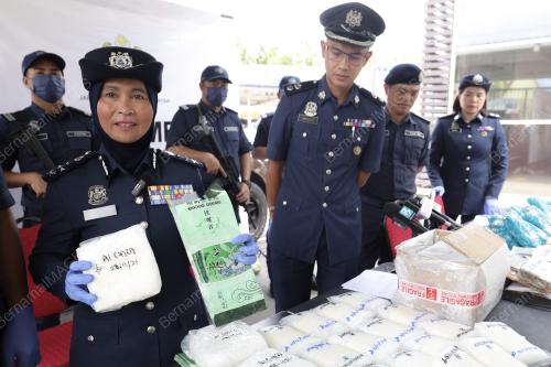 PENOLONG KETUA PENGARAH KASTAM ZON SABAH SITI BINTI MANG