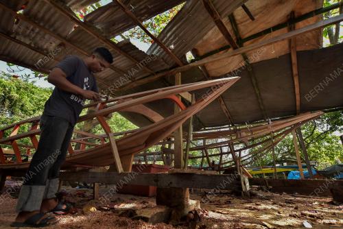 PERAHU TRADISIONAL