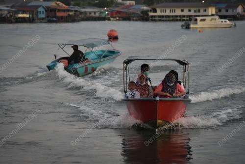 MURID SEKOLAH KAMPUNG AIR