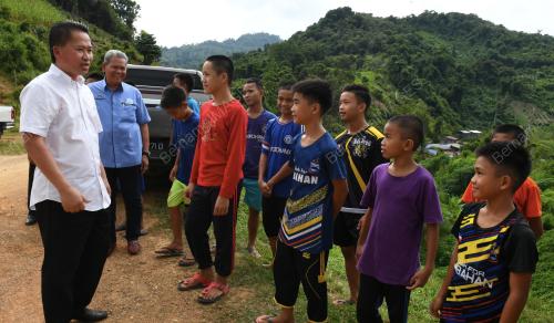 JALAN RAYA NABAWAN KE PENSIANGAN ROSAK