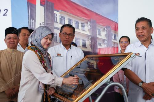 FADHLINA SIDEK