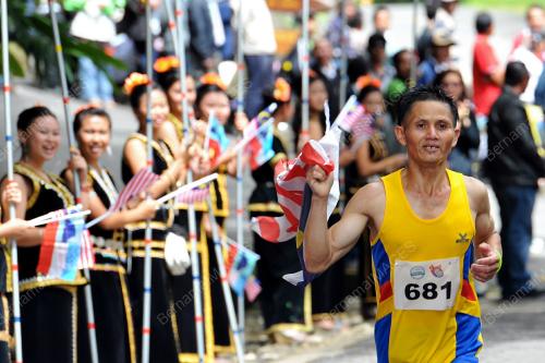 LARIAN MENDAKI GUNUNG KINABALU