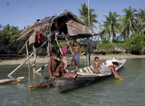 KAUM BAJAU LAUT