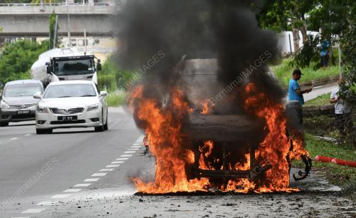 KEBAKARAN KENDERAAN DI JALAN KOLAM