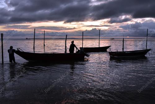 PEMANDANGAN MATAHARI TERBIT KAMPUNG NELAYAN