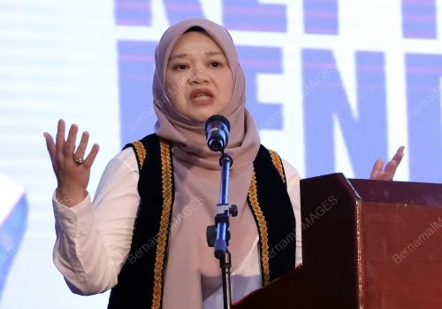 FADHLINA SIDEK