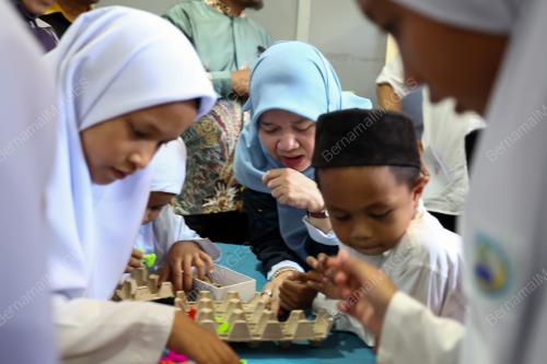 FADHLINA SIDEK