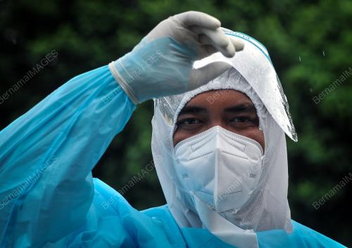 PPE PETUGAS BERISAN HADAPAN COVID-19
