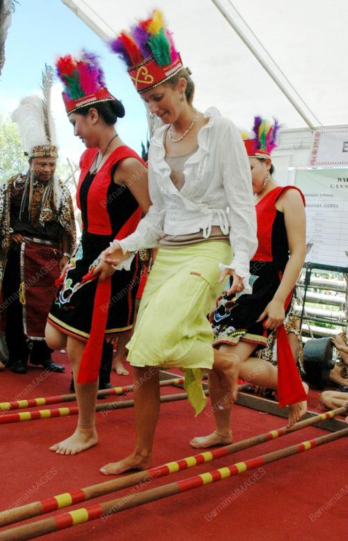 PAMERAN DAN SUKAN TRADISI