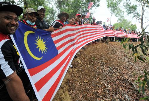 MERENTANG JALUR GEMILANG 63 METER
