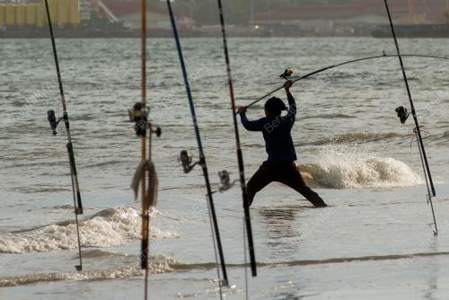 PERTANDINGAN MEMANCING PESISIR PANTAI