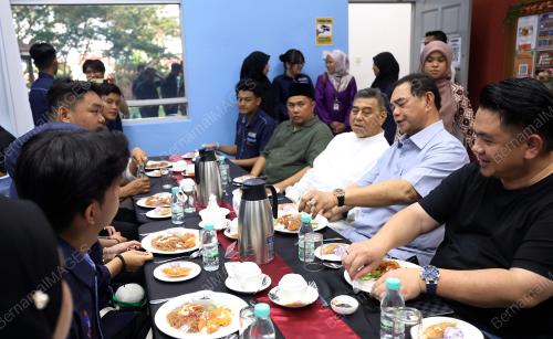 DATUK JAMES RATIB LAWAT DAPUR SISWA