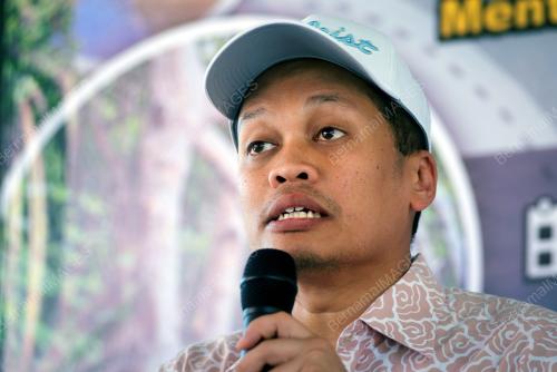 NIK NAZMI NIK AHMAD