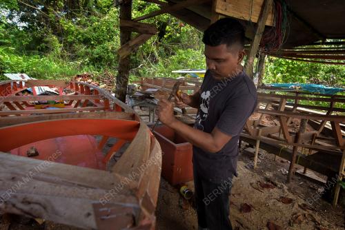 PERAHU TRADISIONAL