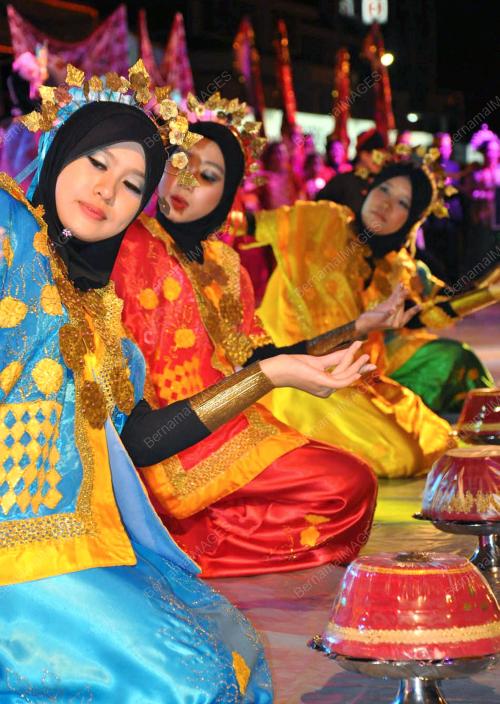 SB04_12022012_FESTIVAL