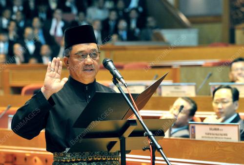 SB04_13062013_ANGKAT_SUMPAH