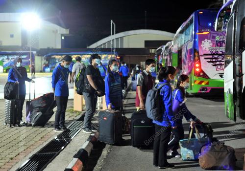 STUDENTS RETURN TO HOMETOWNS