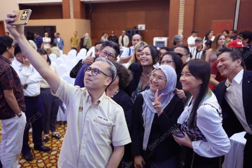 FAHMI FADZIL BERSAMA PENGGIAT SENI KREATIF SABAH