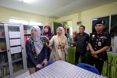 FADHINA SIDEK