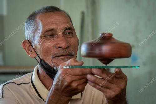 PEMBUAT GASING TRADISI BORNEO