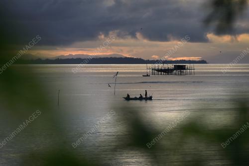 PEMANDANGAN MATAHARI TERBIT KAMPUNG NELAYAN