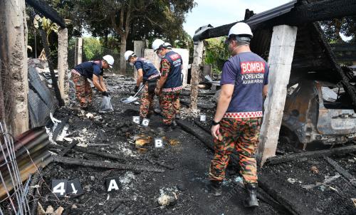 KEBAKARAN DI KAMPUNG BANDAU MEMBAKUT