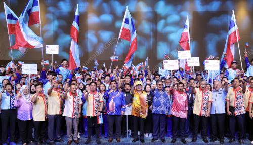 DATUK SERI HAJIJI NOOR BERSAMA KONTINJEN SUKMA SABAH