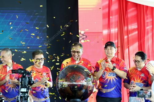 DATUK SERI DR. DZULKEFLY AHMAD