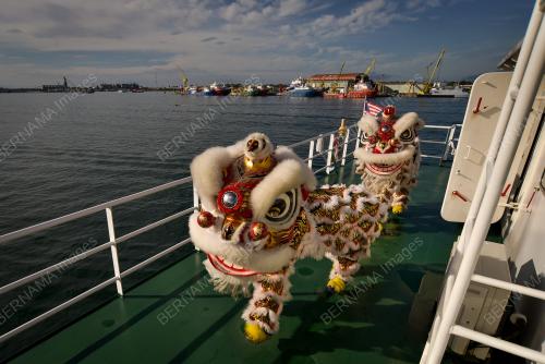 TARIAN SINGA DI ATAS FERI
