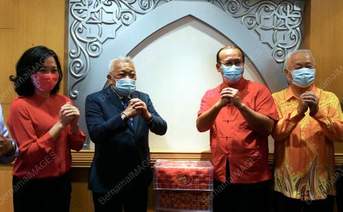 DATUK SERI BUNG MOKHTAR RADIN