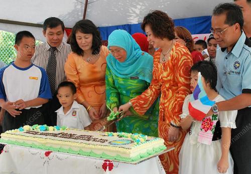 AZIZAH MOHD DUN