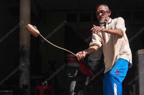 PEMBUAT GASING TRADISI BORNEO