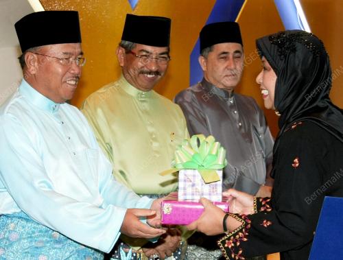 TUN AHMADSHAH ABDULLAH