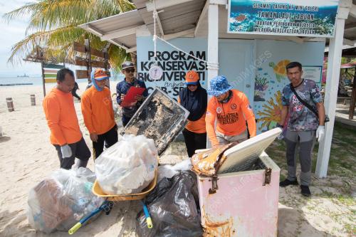GOTONG ROYONG PERDANA PEMBERSIHAN PANTAI