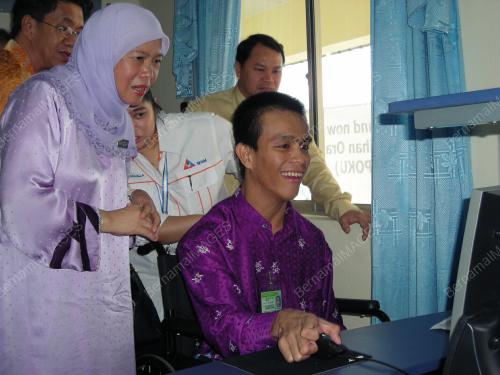 AZIZAH MOHD DUN