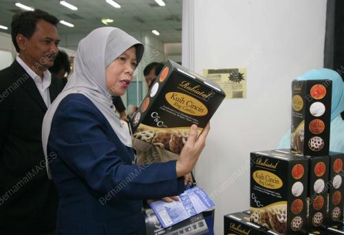 AZIZAH MOHD DUN
