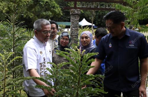 DATUK SERI DR ADHAM BABA