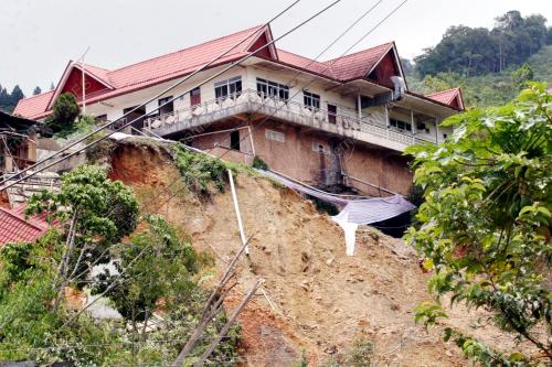 GELINCIRAN TANAH DI KUNDASANG