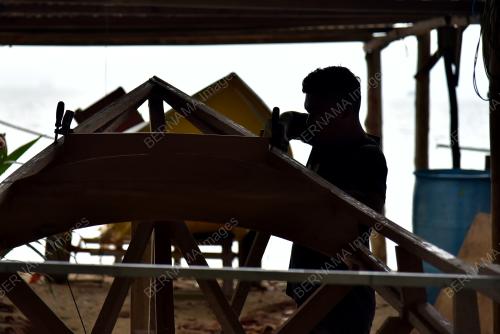 PERAHU TRADISIONAL