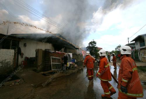 KEBAKARAN DI KAMPUNG CENDERAKASIH KOLOMBONG