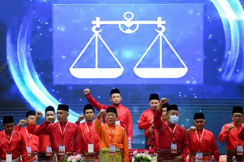 DATUK SERI BUNG MOKTAR RADIN