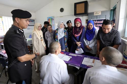 FADHINA SIDEK MELAWAT SEKOLAH PENJARA KOTA KINABALU