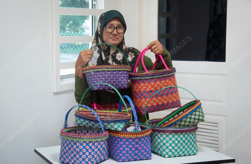 USAHAWAN KRAFTANGAN ANYAMAN BAKUL