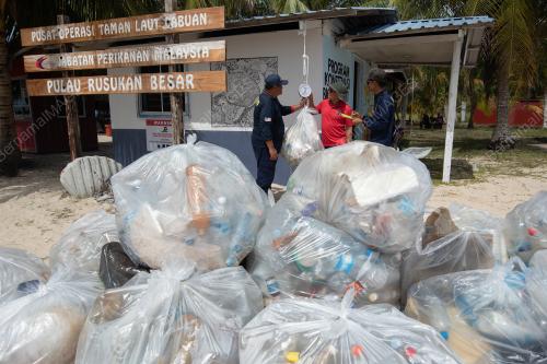 GOTONG ROYONG PERDANA PEMBERSIHAN PANTAI