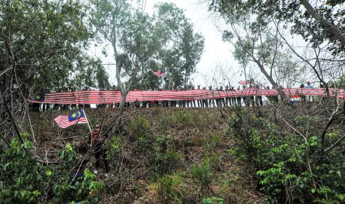 MERENTANG JALUR GEMILANG 63 METER
