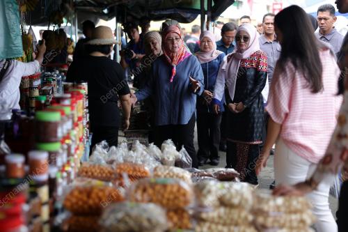 TUNKU AZIZAH AMINAH MAIMUNAH ISKANDARIAH
