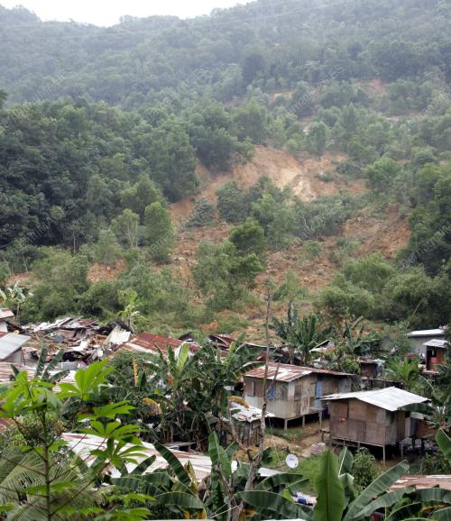 TANAH RUNTUH KAMPUNG LOK BUNU