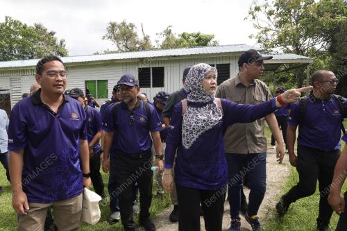 FADHLINA SIDEK