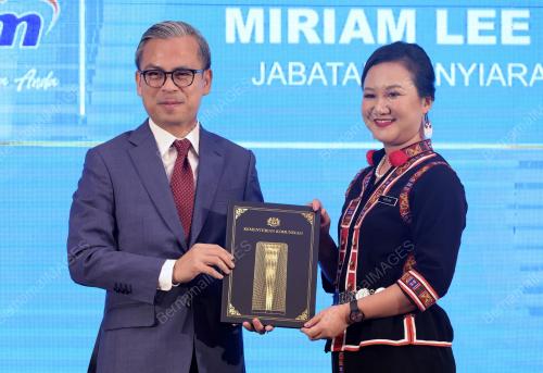 MENTERI KOMUNIKASI FAHMI FADZLI